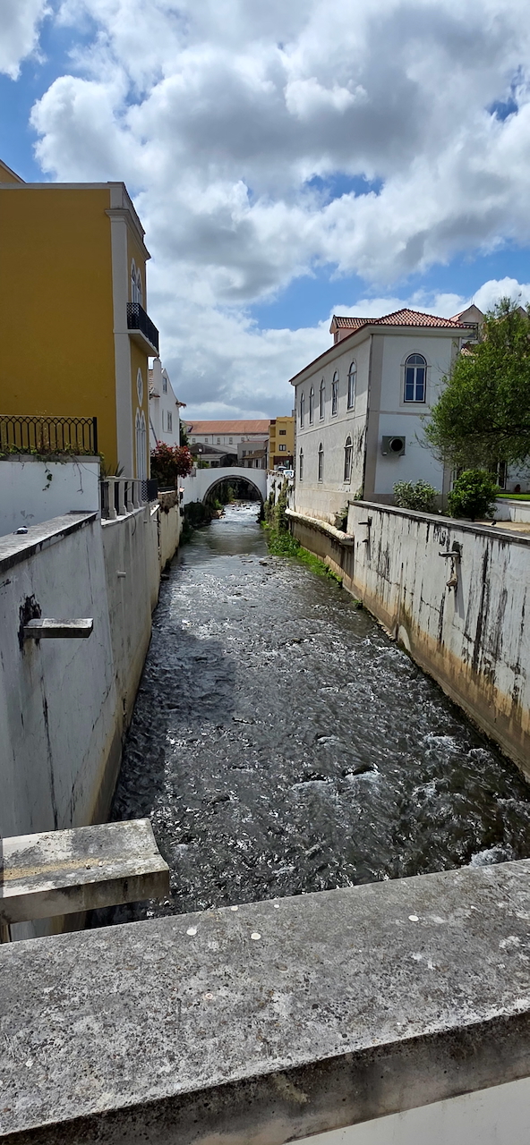 Fluss in der Stadt